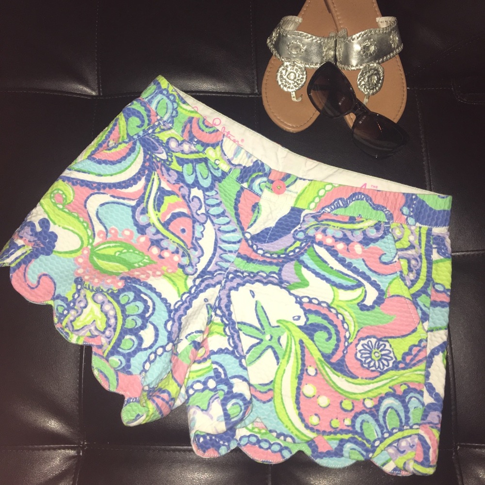Lilly buttercup short size 4